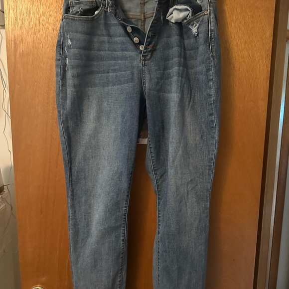 Distressed High-Waist Jeans 🩵 - Picture 5 of 7